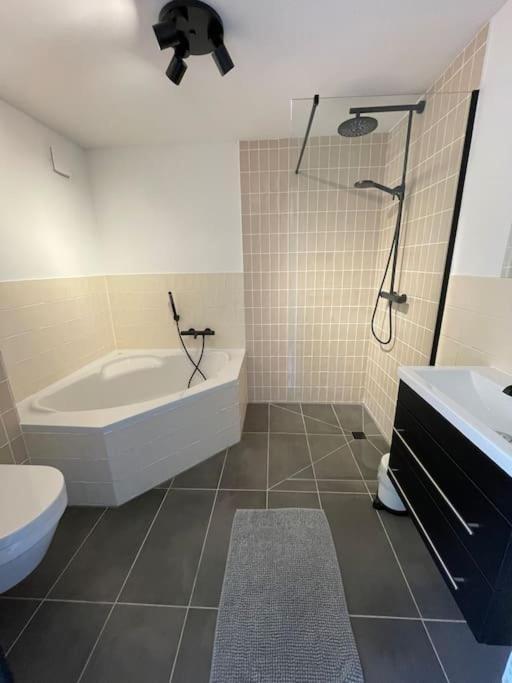 Modern Beach House For 12 Pers! With Jacuzzi ユリアーナドルプ エクステリア 写真